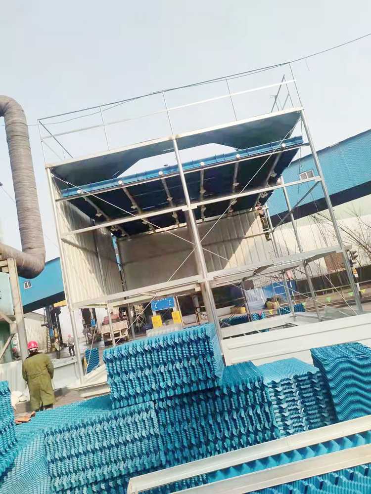 安陽(yáng)500T工業(yè)型玻璃鋼冷卻塔安裝中